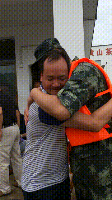 大哭|公交司机蓄意报复、痛失9000万男子大哭:总有一种爱温暖你