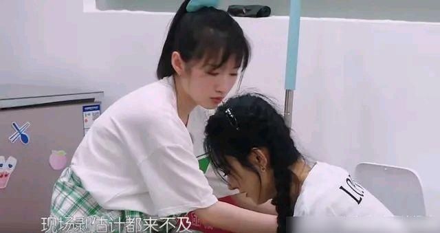  首播|《中餐厅》首播，赵丽颖全程焦虑，还躲到一边偷偷哭了