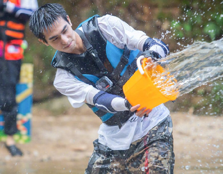  过于|宋威龙、王一博打水仗，除了帅气毫无看点，认输理由过于佛系