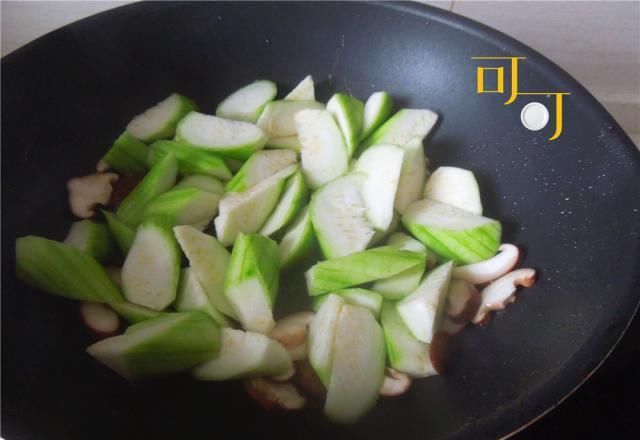  香菇|不用味精就已很鲜美的丝瓜香菇炒蛋，颜色漂亮营养好，一学就会