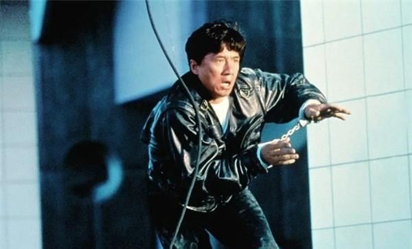  电影|为纪念恩师从21楼跳下，取景中险坠机，成龙“拿命拍”这部电影！