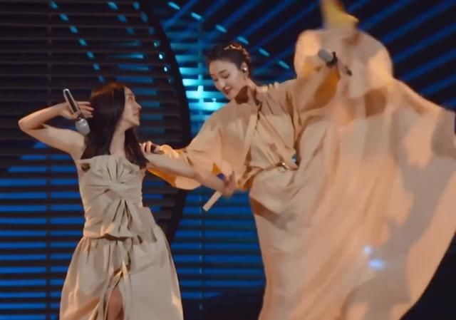  绑到|王丽坤晒运动写真，当她将上衣绑到腰间时，这腰围我没看错吧？