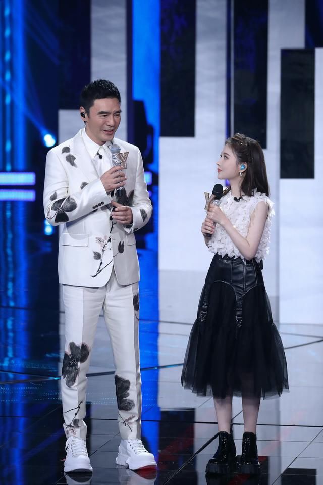  中国|光明优倍《中国梦之声·我们的歌》首轮竞演舞台开启 张信哲初试rap唱跳