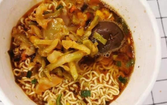 泡面|学生党公认的4种泡面搭档,卤蛋辣条都不算啥,图4才是“王者”