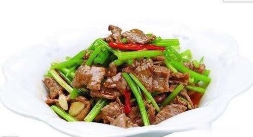  韭菜|韭菜鸡蛋饼，小土豆红烧肉，西芹炒牛肉，浇汁香菇油菜的做法