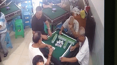  倒地|正在打麻将，六旬男子突然倒地身亡