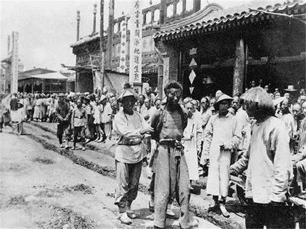 花甲|新娘猝死，花甲老翁惊现棺中，谜团重重，真相为何？