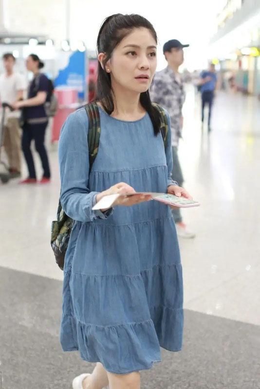 青春甜美|胡可早该这样打扮了，穿娃娃裙嫩成少女，小2岁的沙溢该有压力了