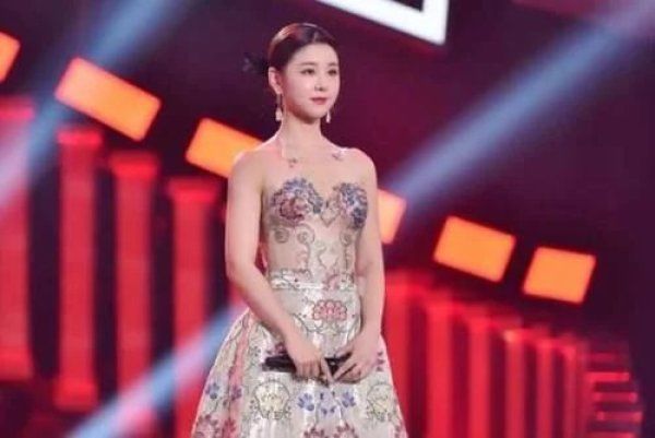  修音|李小萌唱错词，凌潇肃修音，张月摔倒，《跨界歌王》为何状况百出？