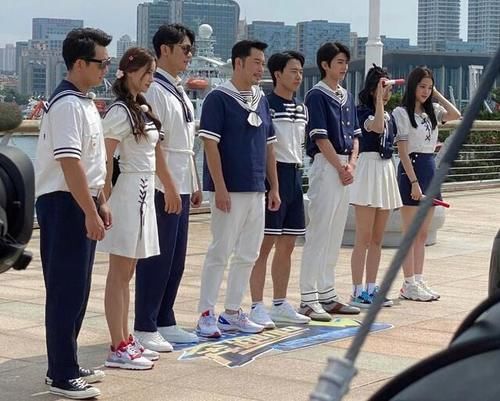  细节|吴宣仪穿短裙录《跑男》，蔡徐坤手中细节引注意，真实人品藏不住