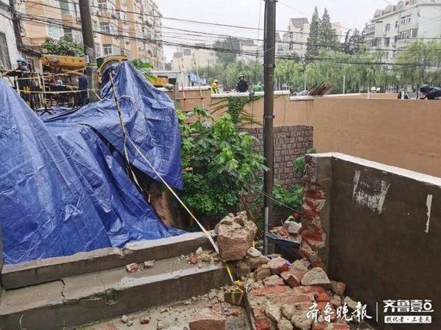  大暴雨|大暴雨冲刷青岛一居民楼甬道深夜坍塌，18户居民正撤离