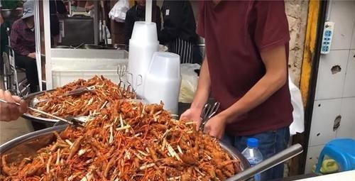 美食|90后帅小伙摆摊卖“红火”小吃,1斤30元不讲价,女顾客每天抢着买