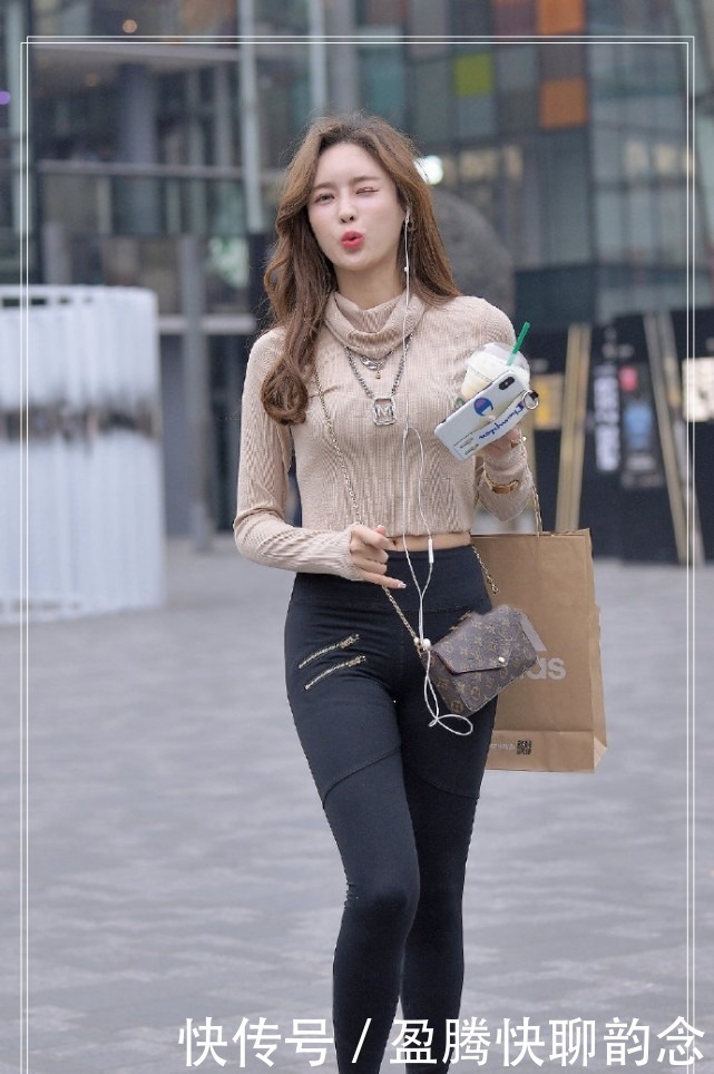  展现|卡其色风情女孩穿搭，展现不一样特色！