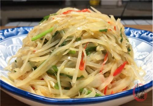  不粘锅|炒土豆丝时，先用水冲就错了！教你饭店大厨的诀窍，脆嫩不粘锅