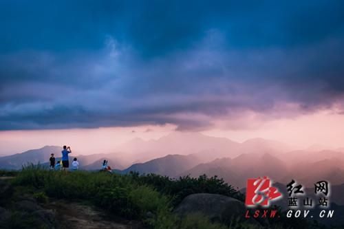  新闻|（图片新闻）蓝山：在云冰山看最美日落