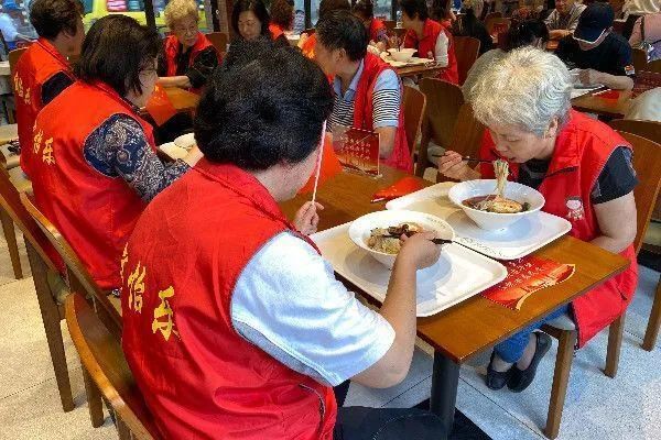 街道|一日供三餐、“十一”不打烊 这个街道的老人们为邻里餐厅点赞