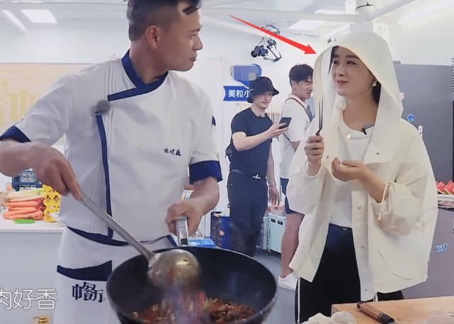 戴帽子|赵丽颖厨房炒菜戴帽子被喷太作,得知背后真相,才知错的有多离谱