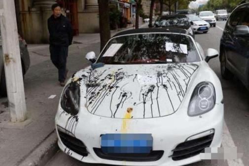  鸡蛋|保时捷乱停车惹怒路人，车身被泼墨扔鸡蛋，车主只能自认倒霉！