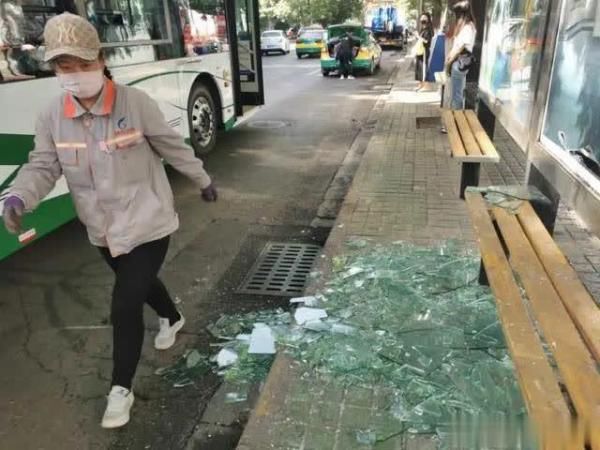 勇敢|今晨,银川中山南街一男子突然打砸公交站台,两市民勇敢将其制服