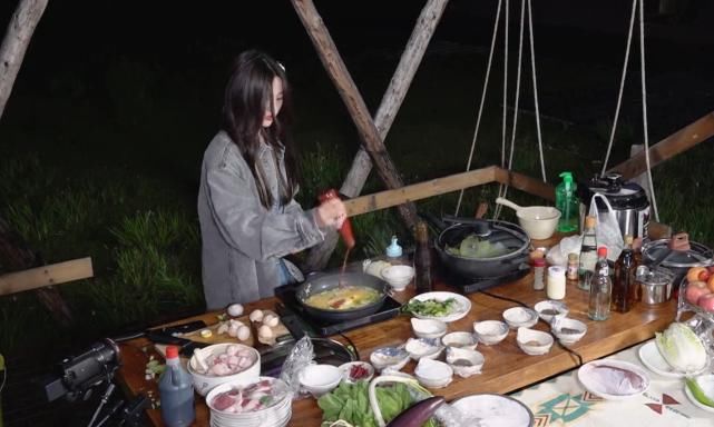  单身|杨超越夹菜给邓伦吃，谁注意邓伦接下来反应？单身者的避嫌