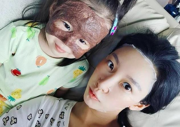  吃力|齐娇当妈亲力亲为，何猷启前妻带娃做陶艺，陪女儿吃力也站着