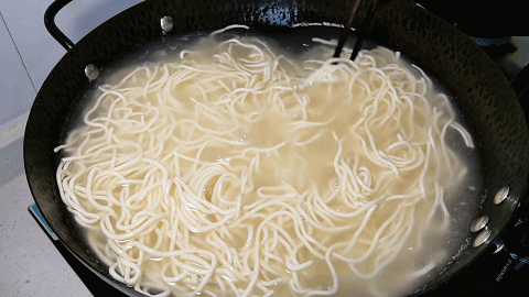 辅料|葱油拌面,分三步就能搞定,从葱油到煮面,好吃的技巧如此简单