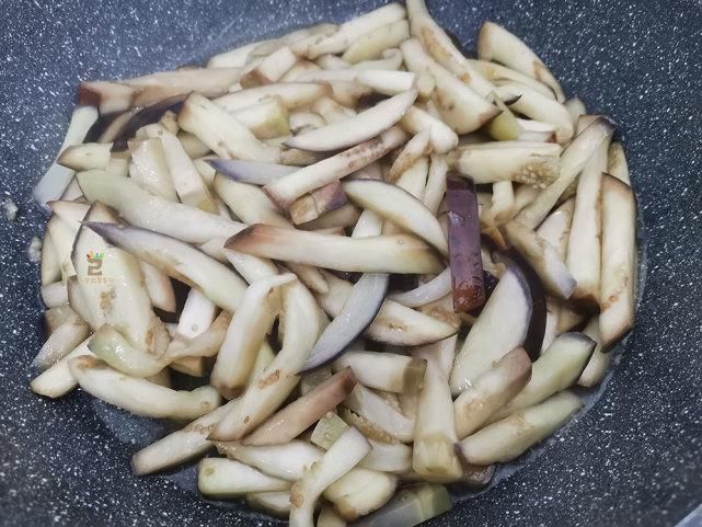 两样食材|夏天,这2样素菜一起炒,每次一盘不够吃,营养又消暑,比吃肉强