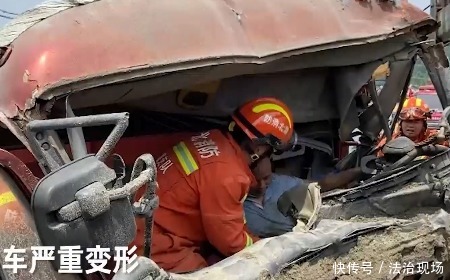  受伤|场面惊险！轿车夹缝中超车被货车猛撞推行，致3车受损严重3人受伤