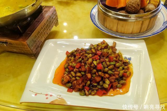 父母|孩子高考581分,父母大摆宴席,一桌十几道菜花了800元,真豪爽