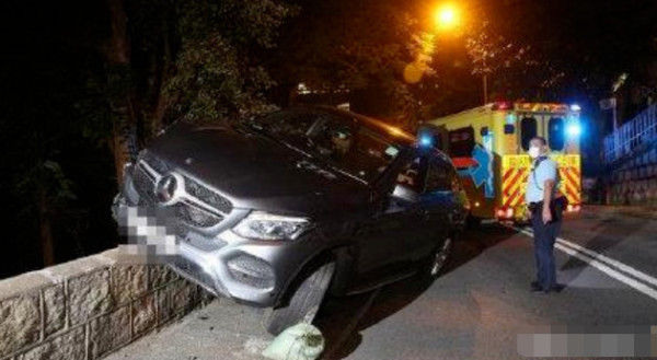  救护车|男星醉驾出车祸，烂醉如泥被扶上救护车，两度饮酒出事或面临收监