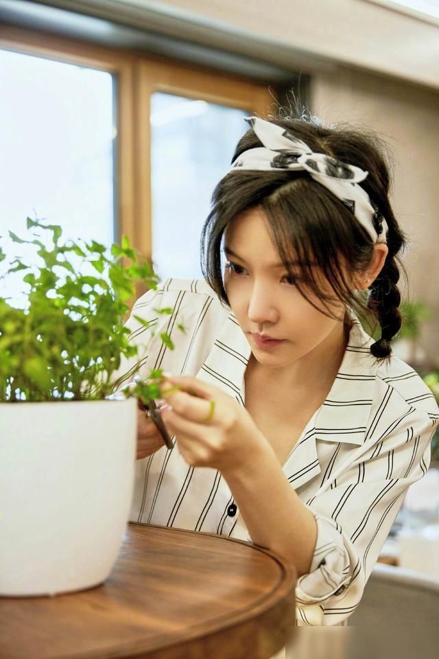  做家务|杨子姗重度洁癖，因拍摄者未穿鞋套崩溃大哭，自己却躺在床上刷牙