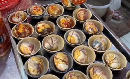 顾客|大婶走街串巷卖“它”,5元一碗,路人却嫌脏,顾客一次吃十个