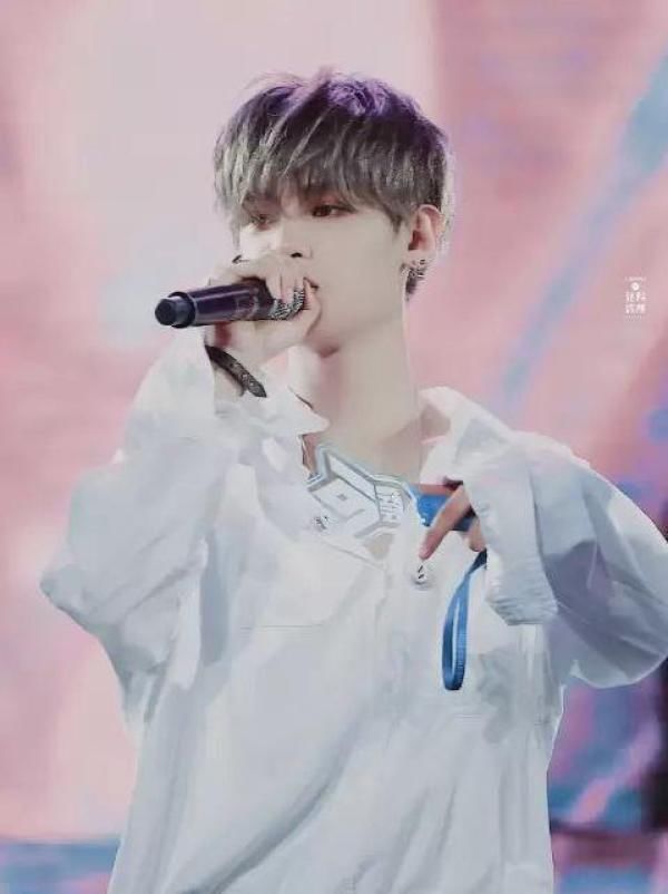  风格|黄明昊急于摆脱软萌风格，转型硬汉，操之过急导致颜值降低