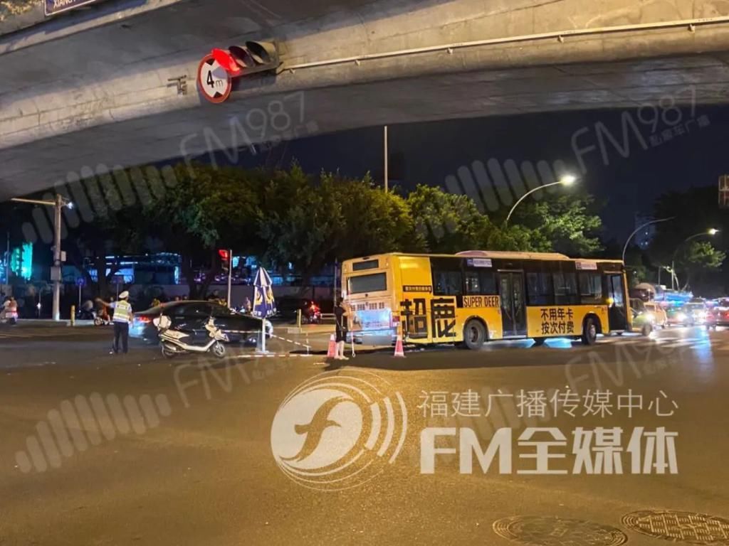  老人|突发！福州路面塌陷出一米多大坑，公交车爆胎，老人眼角受伤！