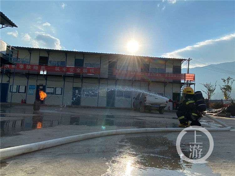  煤气罐|烈火英雄！消防小哥抱着两个冒火煤气罐冲出火场