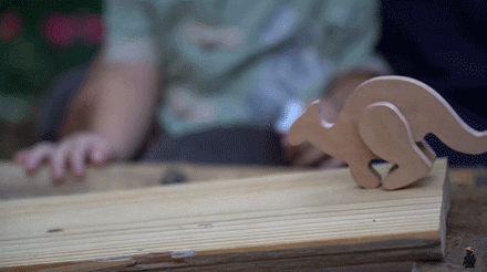  有个|山东有个大爷版李子柒！“玩木头”爆红海外！能造2600年前“鲁班凳”