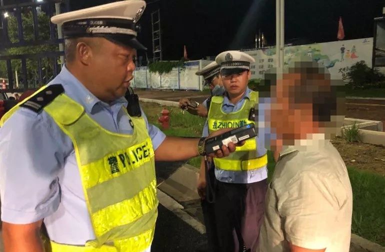  只顾|昨晚9名司机出来趁乱违法，以为交警只顾抗台风，大错特错！