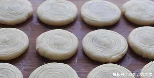 好吃|面粉特别的创意做法,加2个紫薯,比包子馒头都好吃,酥得直掉渣