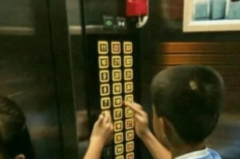 羞愧|20岁女子坐电梯走红网络，父母看了都羞愧，网友：“不是第一次”