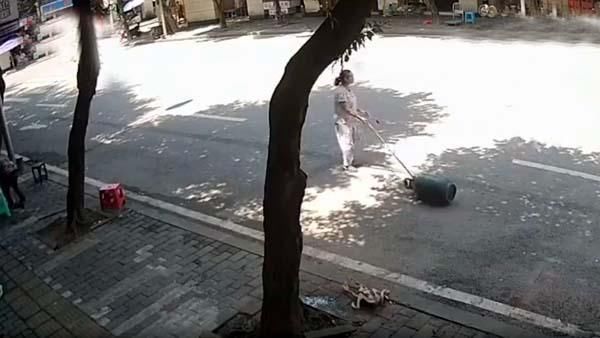  烧鸭|女子烧鸭毛不慎点燃液化气罐，魔幻方式灭火令人费解！