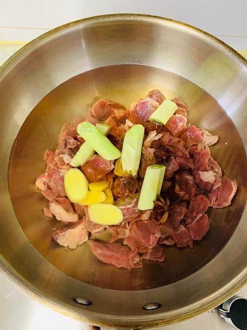 足够|香菇土豆炖牛肉，味道鲜美，营养足够丰富