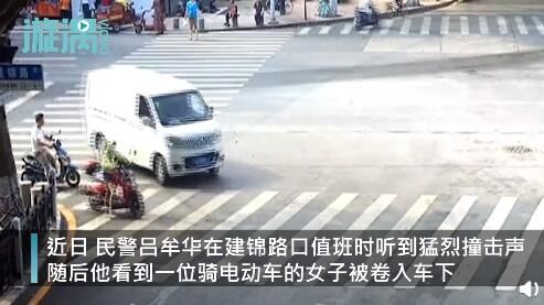  十多人|女子被卷入车下，民警一声吆喝叫来十多人，十秒抬车救人