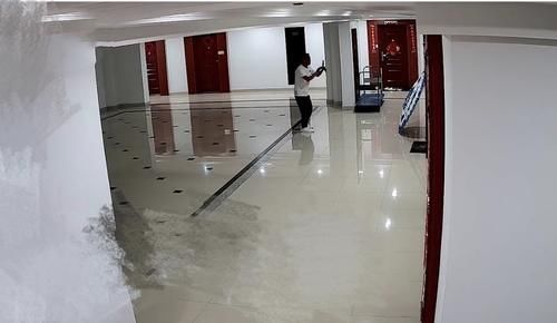  王先生|放弃租房，中介小伙不退定金，女子气不过雇人深夜送上花圈