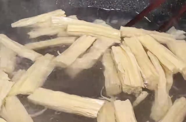  洋葱|腐竹这样做太好吃，热油一淋，简单一拌，香辣又营养，家人特喜欢
