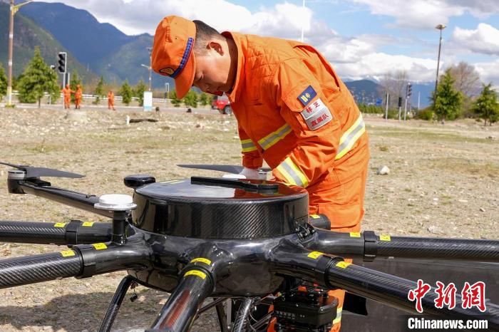西藏林芝森林消防开展无人机空中察打一体协同训练