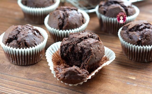  省事|处暑后胃口大开，2个鸡蛋烤12个玛芬蛋糕，无需打发，浓香省事