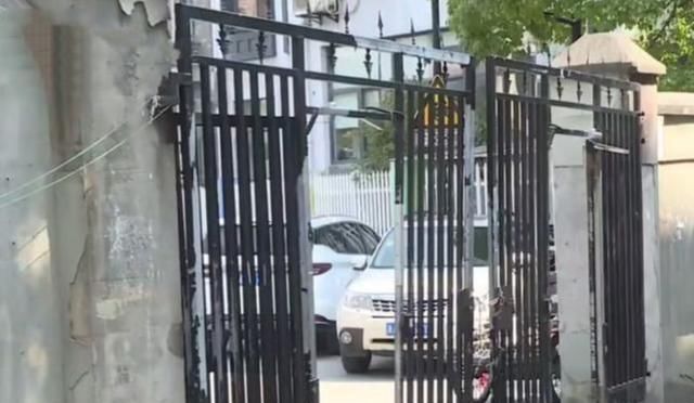 摇门|每天早上“摇门”大爷, 疑似尝到几千元赔偿甜头, 子女下跪劝阻都没用