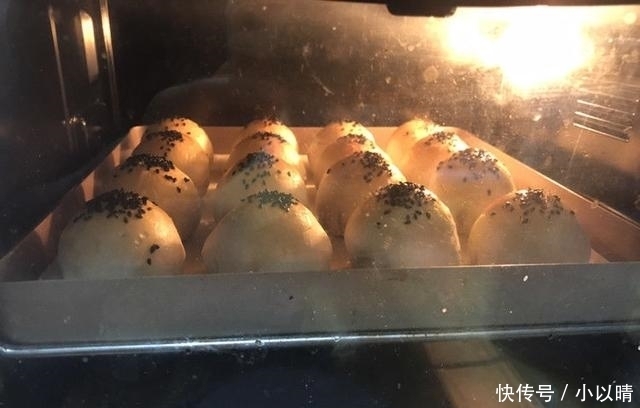 糕点|经典糕点蛋黄酥做法,7步就可上烤箱,外酥内软好吃不用花钱买