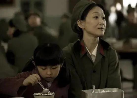 令人难忘|《唐山大地震》里那个令人难忘的小女孩，现在怎么样了？