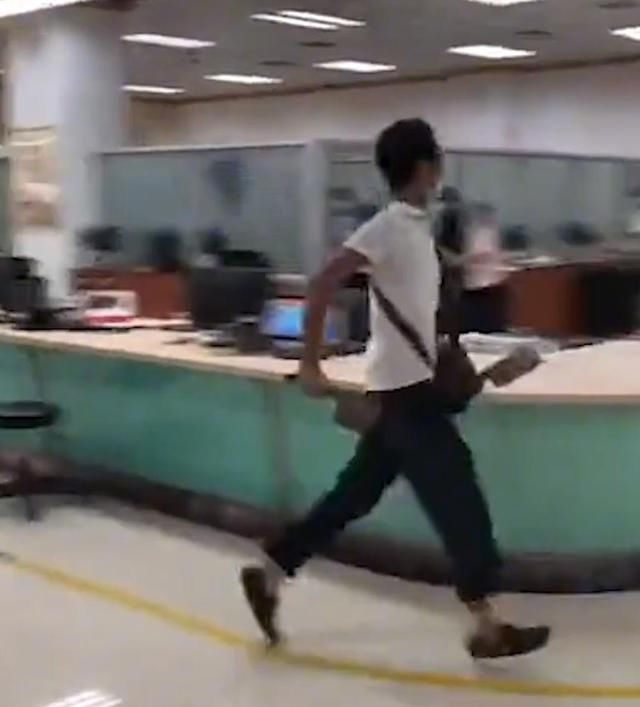  行政|江门开平市行政服务中心一男子对妻子大打出手！官方通报来了